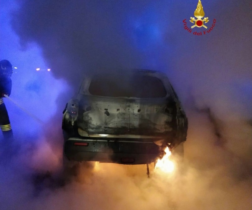 Auto in fiamme sulla A26