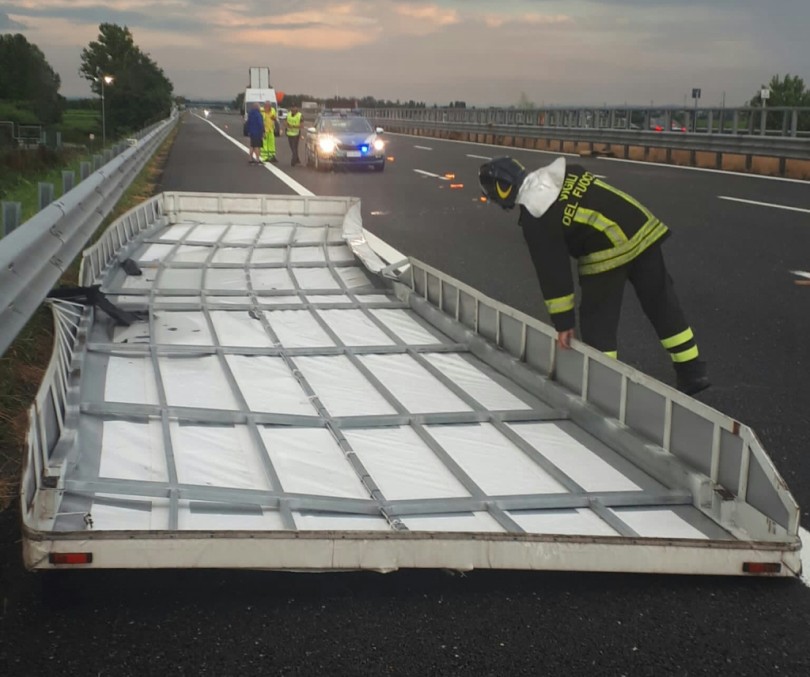 Copertura di un semirimorchio vola sulla carreggiata opposta e fa sbandare un suv