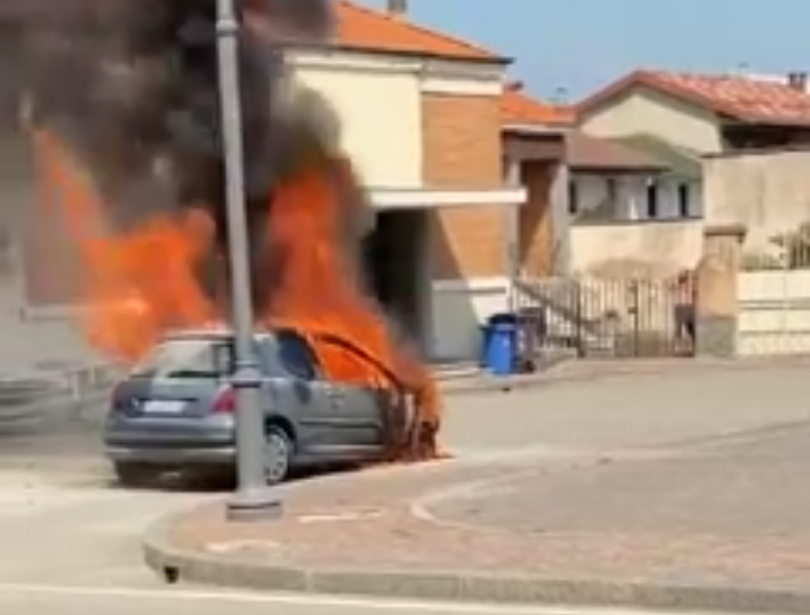 Auto avvolta dalle fiamme in piazza