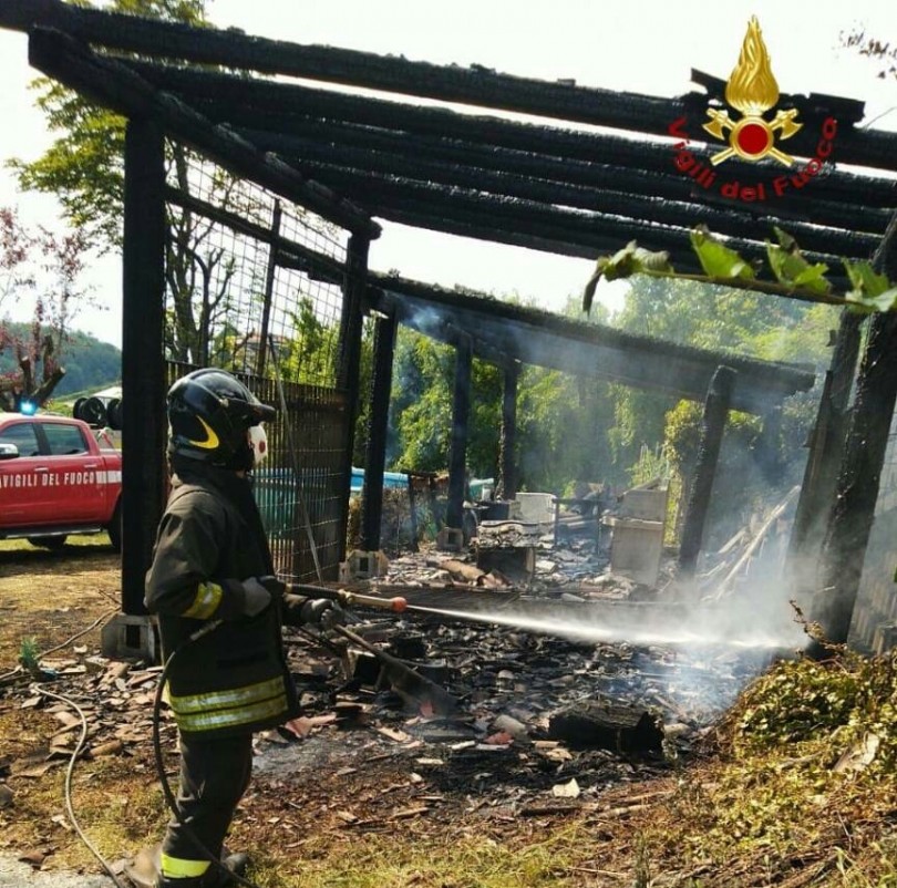 A fuoco un ricovero attrezzi a Cocconato