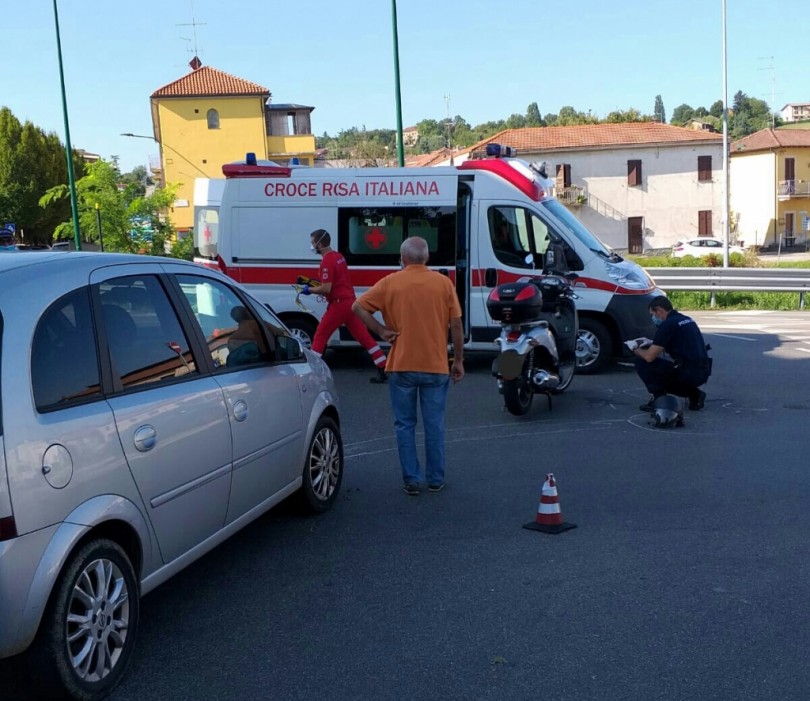 Auto contro scooter alla rotondina di Salita Sant'Anna