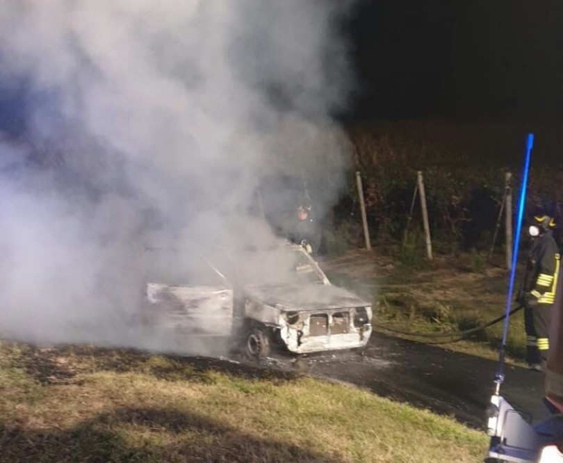 Auto in fiamme a Castagnole Monferrato
