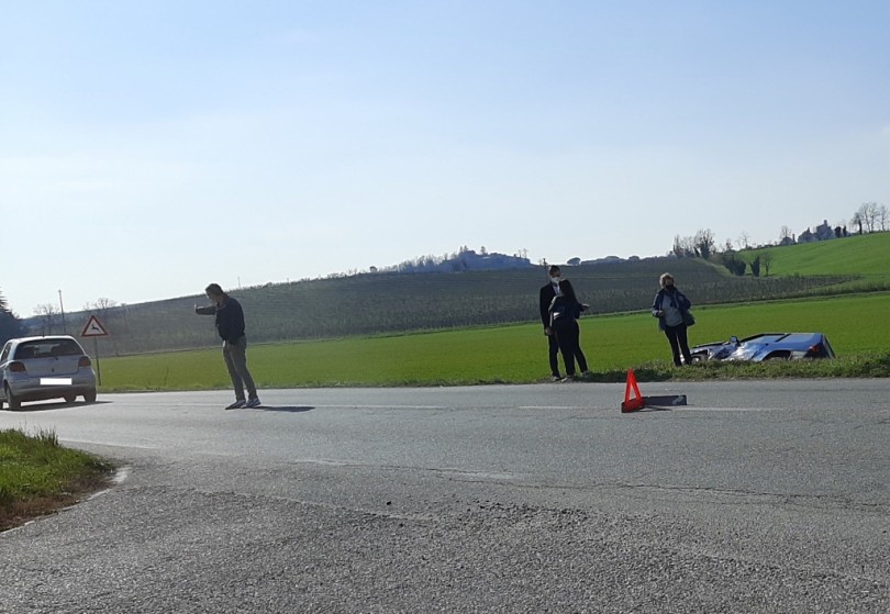 Scontro a Pozzo Sant'Evasio: un'auto si ribalta nel campo