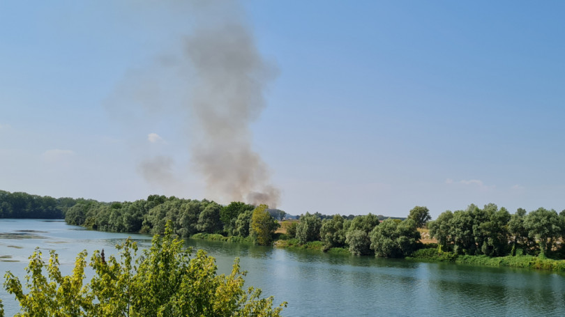 Incendio sulle rive del Po