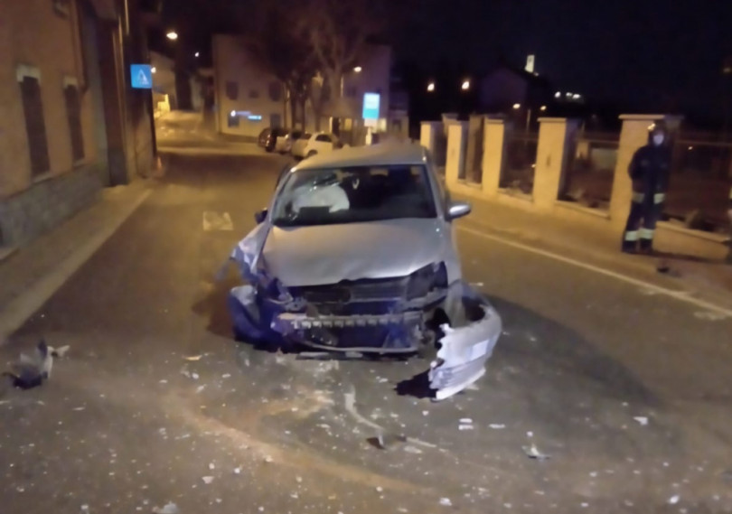 Auto sbatte contro il muro di una casa e trancia un tubo del gas