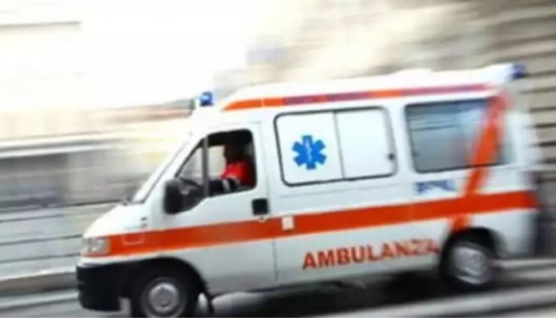 Muore d'infarto mentre sta guidando. L'auto fermata da due ragazzini
