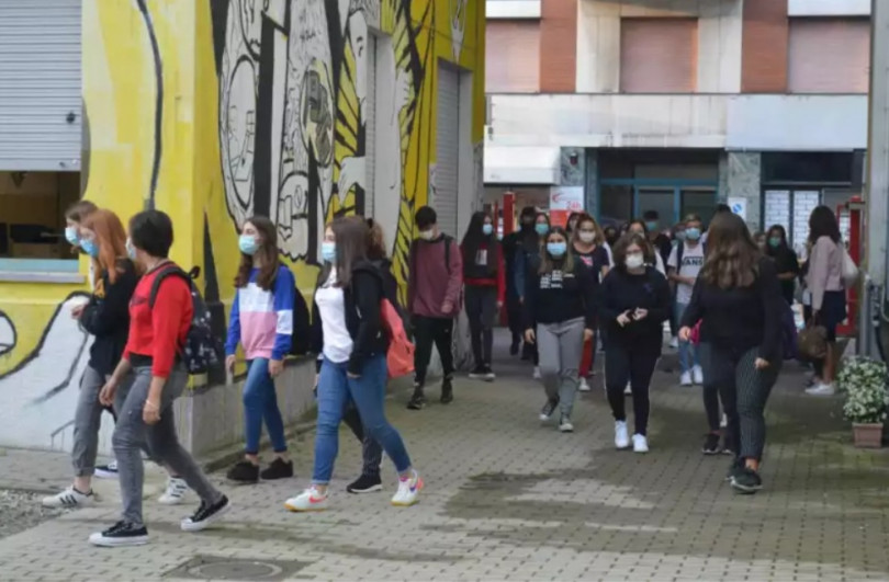 Incidenza contagi: in forte calo anche nelle scuole