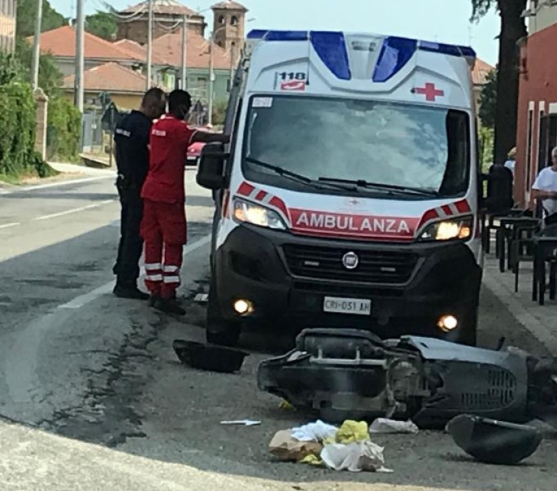 Coppia ferita nello scontro auto-scooter a Pozzo Sant'Evasio