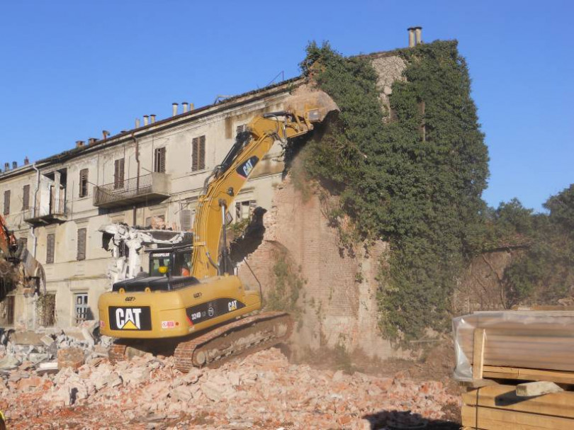 Le ruspe abbattono la vecchia Demar: spazio all’Esselunga