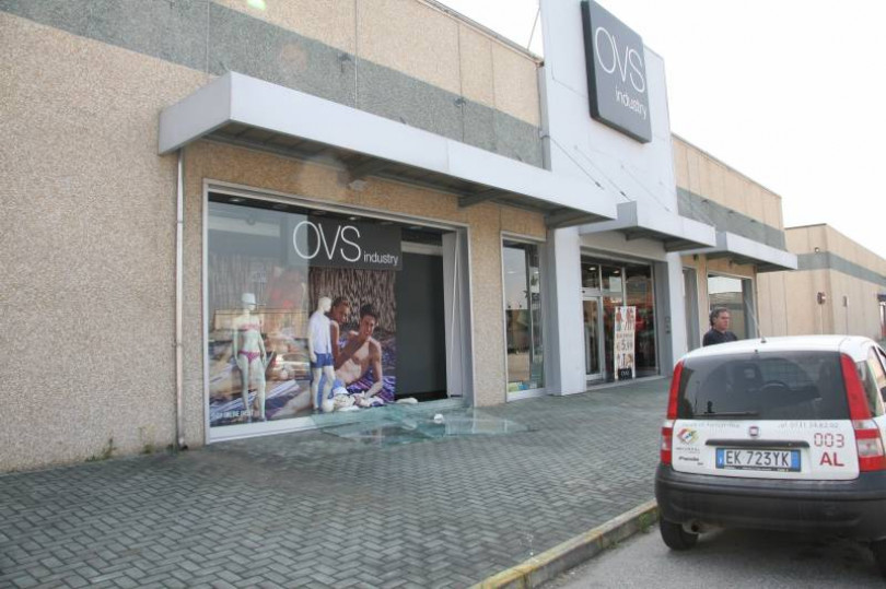Spaccata e furto in otto minuti: l'assalto all'Oviesse di Villanova <b>fotogallery</b>