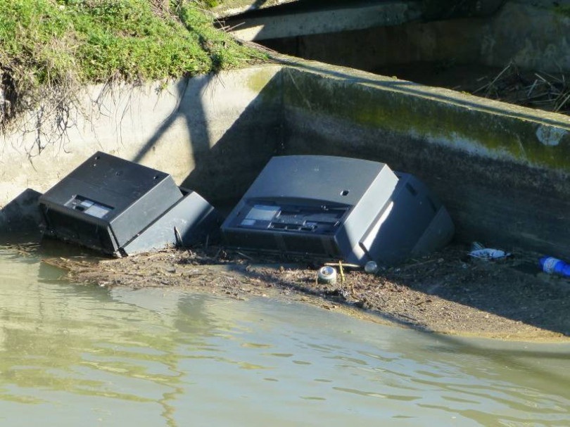 Rifiuti e inciviltà: abbandonati televisori nel canale Lanza