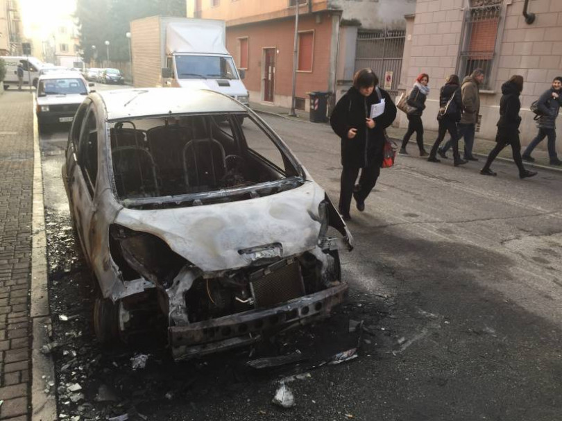 Raid incendiario nel centro di Casale e al Rotondino: sette auto e un cassonetto dati alle fiamme