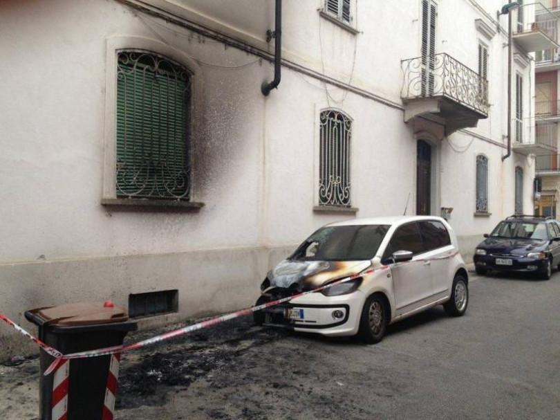 Auto incendiata in via Gonzaga a Casale Monferrato: è dolo