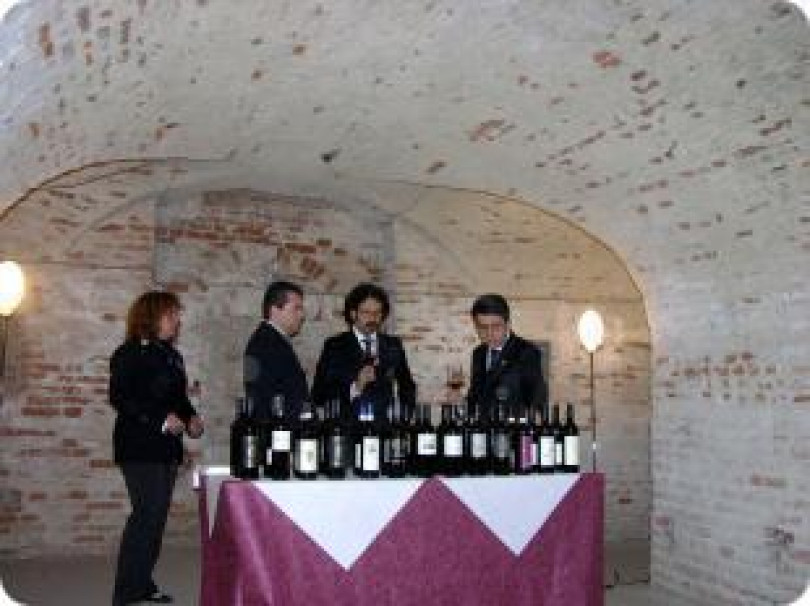 Degustazione nei sotterranei di un gruppo di giornalisti guidati dall’olandese Paul Balke