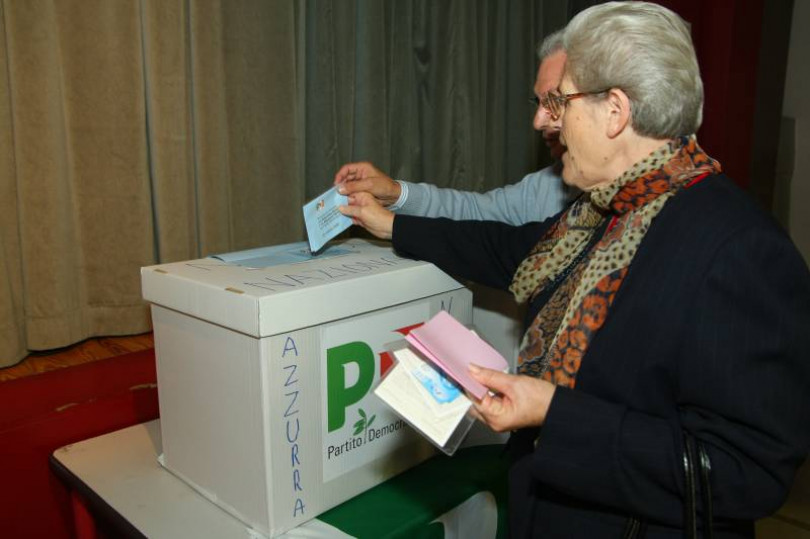 Si vota per le primarie del Pd: i candidati sono Civati, Cuperlo e Renzi