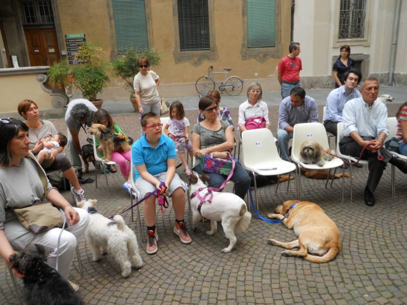 I cani ai padroni: «Rimuovete le nostre cacche perchè la città deve restare pulita...