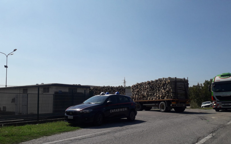Scontro tra camion e auto: un ferito