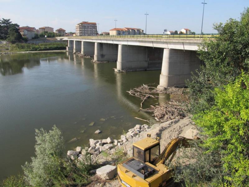 Via le ramaglie degli alberi dal ponte del Po di Casale