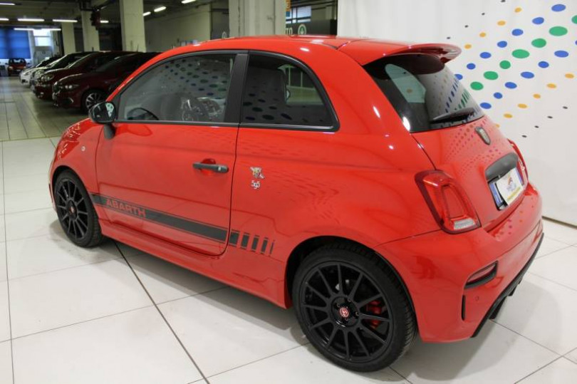 Rubano una Abarth esposta nella vetrina della concessionaria: l'audace colpo al Valentino