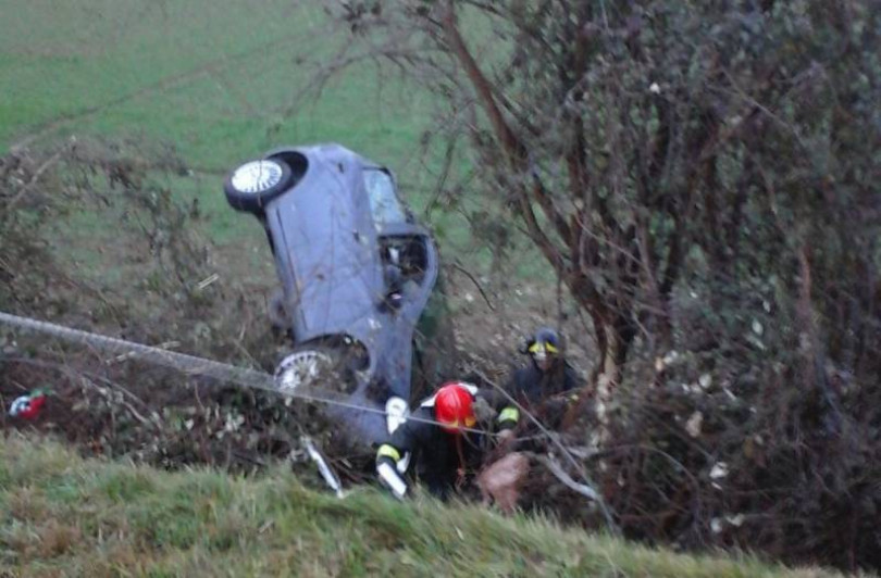 Auto finisce nel fosso alla Bazzani: illese le due giovani gemelle a bordo