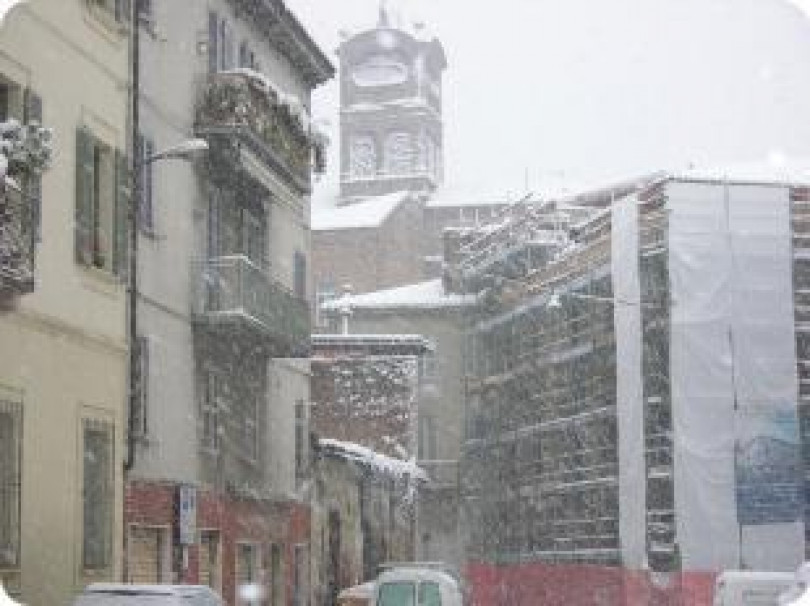 Grande nevicata, disagi e  incidenti -.  Coro di proteste in città: Casale verso la chiusura delle scole per la giornata di sabato  - Traffico in tiltAl Paradiso di Crea 25 centimetri