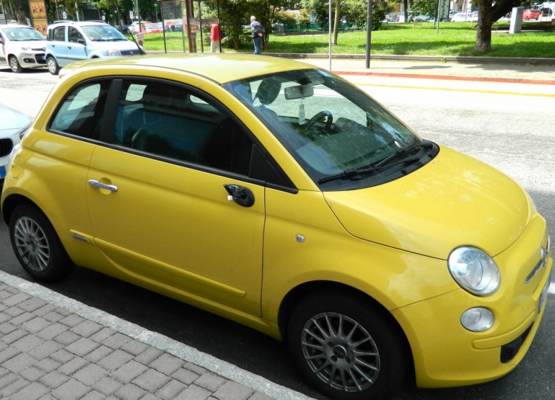 Razzia di specchietti retrovisori: nel mirino le Fiat 500