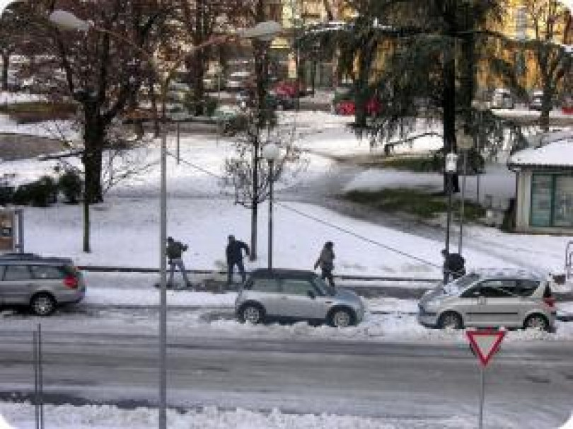 Rischio ghiaccio, ancora problemi dopo la nevicata di ieri. Ma arriva il sole. In mediacenter il video 