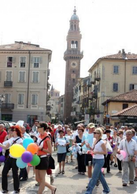Applausi in centro per la marcia contro il 'Porta a Porta'