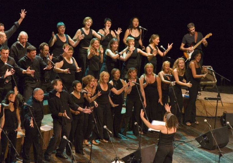 Ventisette coristi dei Joy Singers in piazza Duomo a Milano con l'Italian Gospel Choir