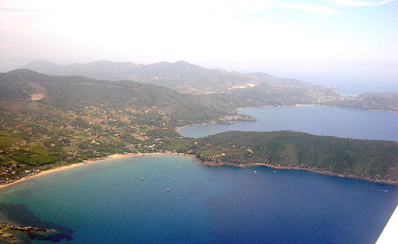 A un'ora di volo: l'isola d'Elba - Storia, arte, paesaggio - La spiaggia di Marina di Campo