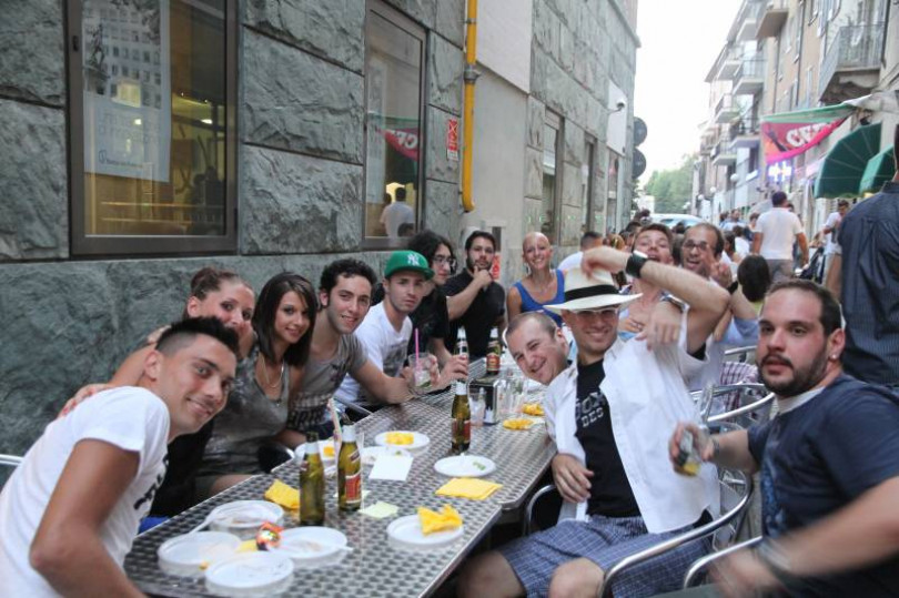 Feste nei bar, negozi aperti per i saldi, mostre e momenti musicali: la Notte Bianca accende Casale