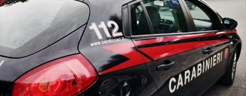 Prima vuole guidare il bus di linea, poi l’auto dei Carabinieri