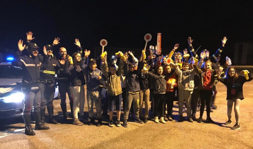 Bus di scolari si guasta sulla A26 soccorso dagli agenti della Stradale