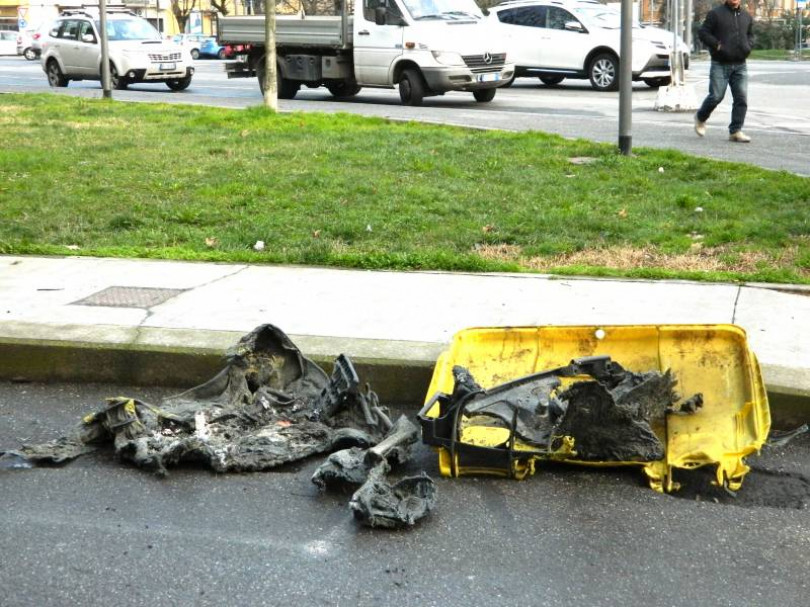 Vandali incendiano due cassonetti. Scoppio della caldaia in un palazzo