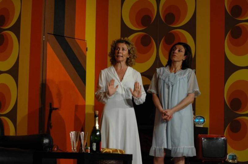 Se le mogli vanno in Francia, i mariti provano a... “ballare”. Ma sul più bello i “gatti” tornano!