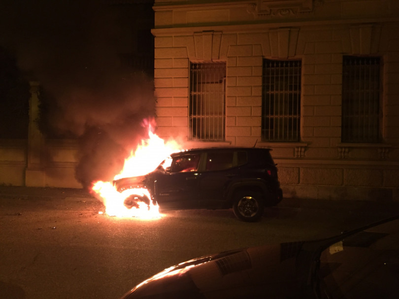 Torna l’incubo del piromane: a fuoco una decina di auto nella notte tra lunedì e martedì