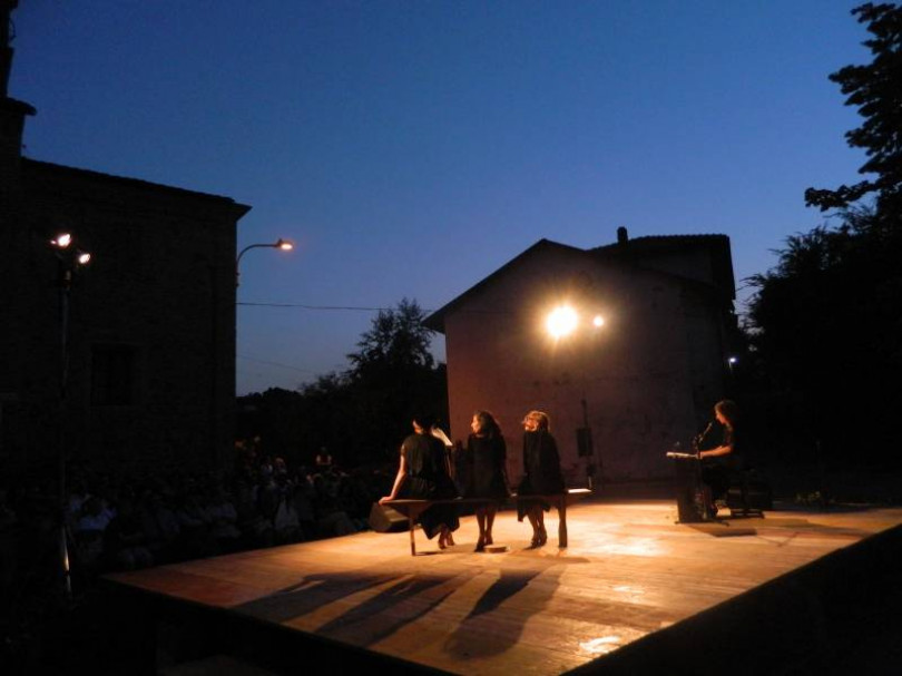 «Fruscio di Ragazze» con il Teatro degli Acerbi sabato a Moransengo per «Teatri di Confine»