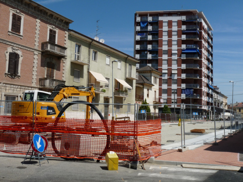 Sospeso il cantiere in corso Roma a Trino. Rosso: «Una variante al progetto»
