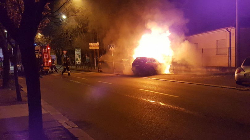FOTOGALLERY - Le auto in fiamme e gli interventi delle forze dell'ordine
