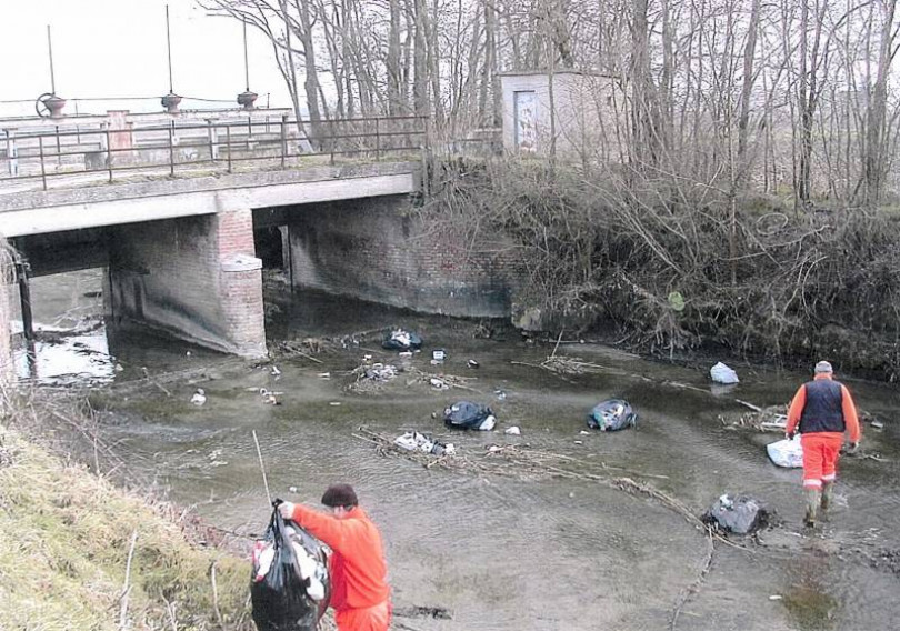 Rifiuti nel torrente: tradito dalle foto