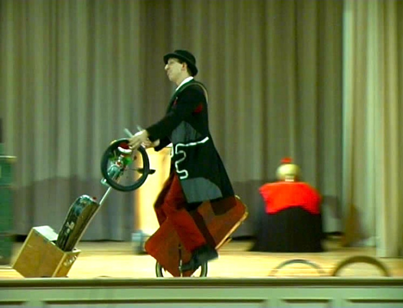 Cabaret, canzone e teatro di strada: minirassegna a Brusaschetto con «Marchette scanzonate», giocoleria e clown