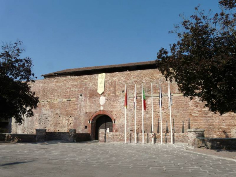 Cinque mostre al castello, feste dei popoli e del Valentino