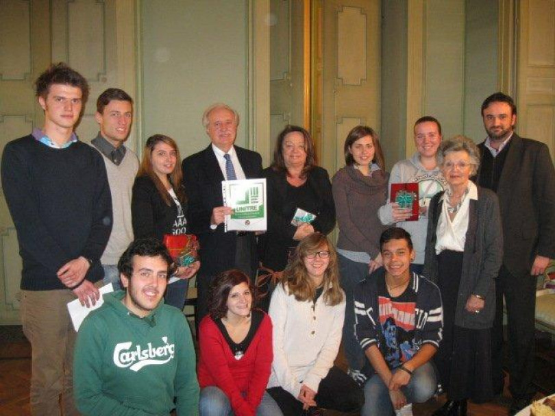 Presentato il nuovo stemma dell'Unitre durante la festa per i 30 anni dell'associazione culturale