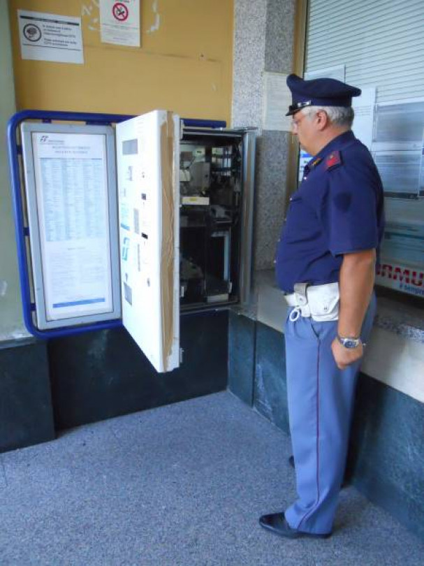 Furto alla stazione ferroviaria: Forzato e svuotato il distributore automatico dei biglietti