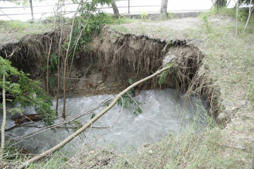 L'acqua del fiume sgretola la sponda: una grossa voragine nella zona della Diga