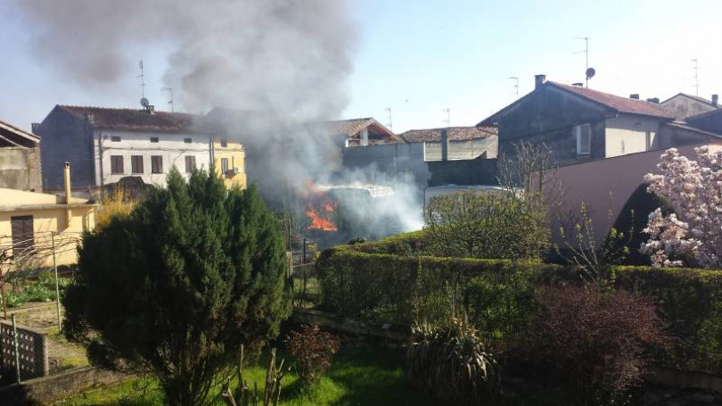 Momenti di paura a Rivalba: prende fuoco un camper parcheggiato in un cortile <b>fotogallery</b>