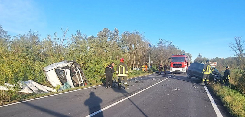 Incidente tra furgone e auto a Ozzano: due feriti