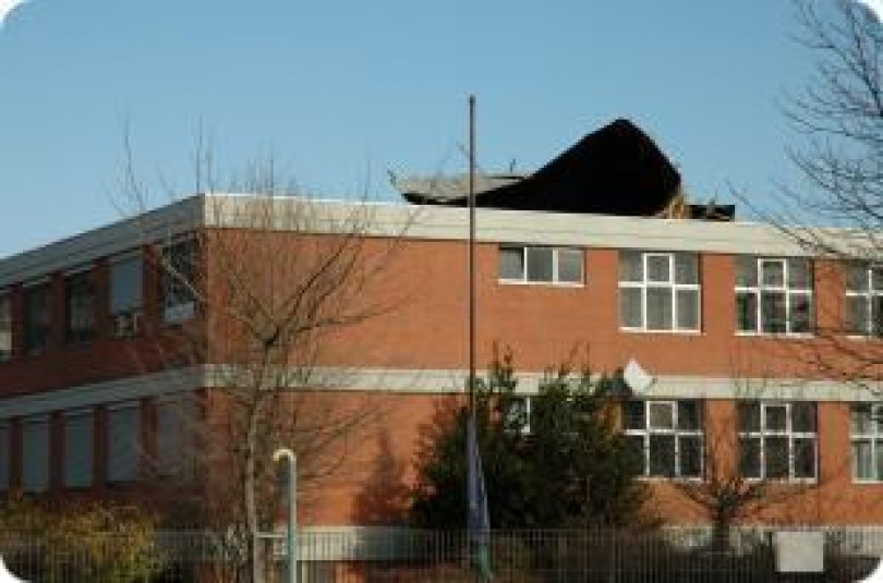 Scoperchiato il tetto della scuola media del Valentino - Altri danni in città per il forte vento della notte fra Natale e Santo Stefano