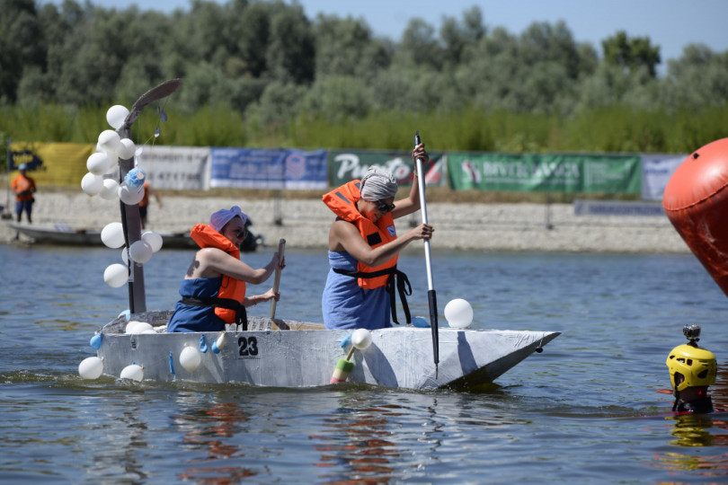 Carnevale estivo sul Po: la quarta edizione di Galleggia non Galleggia