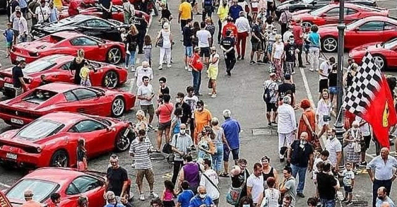 Piazza Castello a Casale si ricolora di rosso
